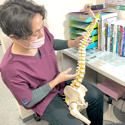 模型を使って説明する院長