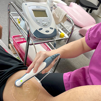 超音波の機械を腰にあてている様子