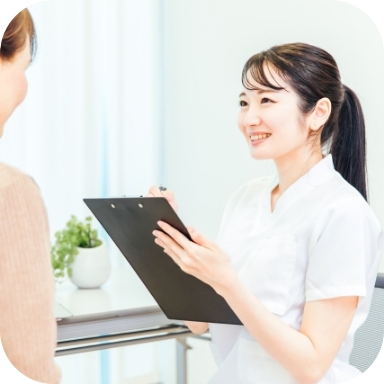 問診をする女性スタッフ